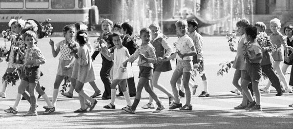 Юные жители Душанбе идут с первомайской демонстрации, советские годы - Sputnik Таджикистан