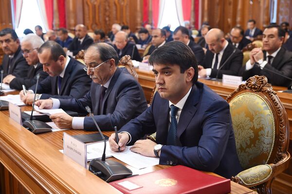 Рустам Эмомали на заседании правительства республики Рустам Эмомали на заседании правительства республики - Sputnik Таджикистан