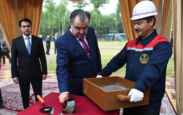 Президент Таджикистана Рахмон Эмомали на на церемонии открытий зданий - Sputnik Таджикистан