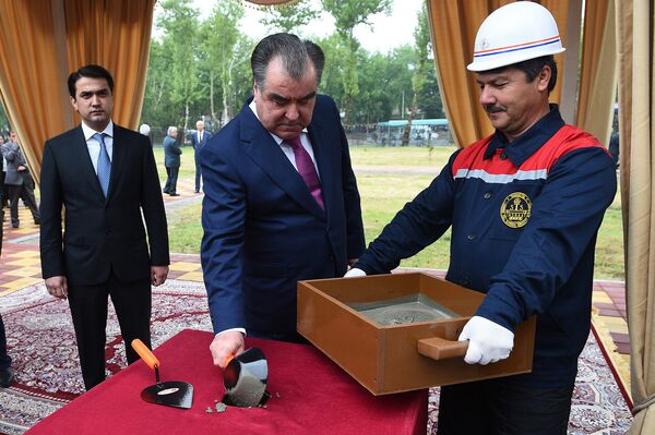 Президент Таджикистана Рахмон Эмомали на церемонии открытия зданий - Sputnik Таджикистан