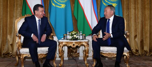 Президент Казахстана Нурсултан Назарбаев и глава Узбекистана Шавкат Мирзиёев Президент Казахстана Нурсултан Назарбаев и глава Узбекистана Шавкат Мирзиёев - Sputnik Таджикистан