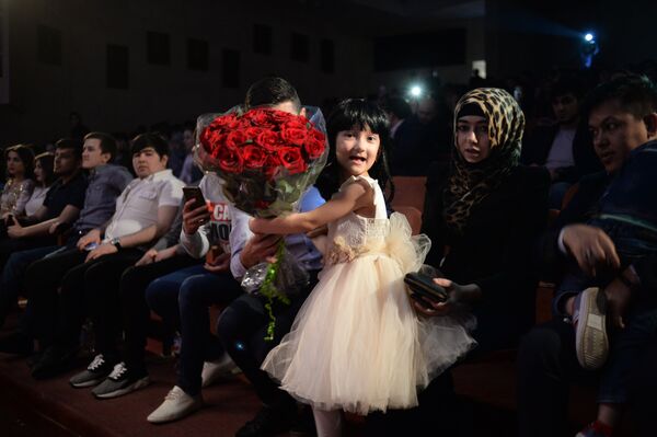 Аксарият бо фарзандони худ ба консерти Зулайхо омада буданд - Sputnik Тоҷикистон