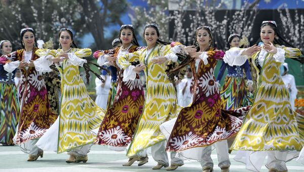 Народные танцоры в национальных костюмах выступают во время торжеств - Sputnik Таджикистан