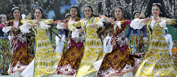 Народные танцоры в национальных костюмах выступают во время торжеств - Sputnik Тоҷикистон