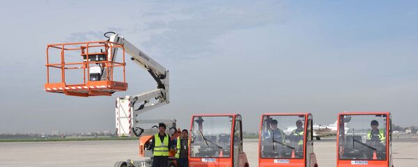 Техника Деайсеры для обслуживания аэропорта , архивное фото - Sputnik Таджикистан