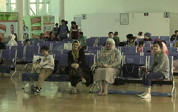 Пассажиры в зале ожидания аэропорта Худжанда - Sputnik Таджикистан