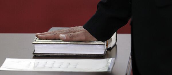 Политик принимает присягу Политик принимает присягу - Sputnik Таджикистан