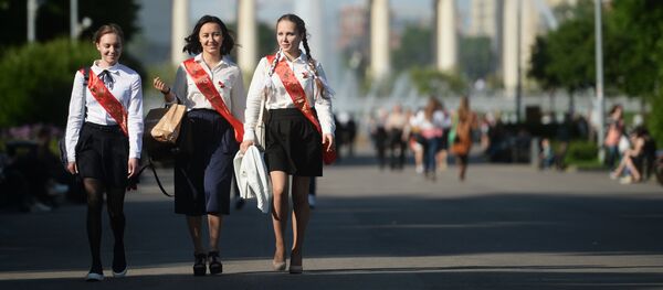 Празднование последнего звонка в Москве - Sputnik Тоҷикистон