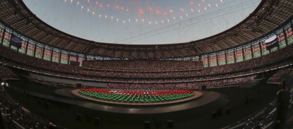 Фееверк над стадионом во время церемонии открытия европейских игр 2015 в Баку Фееверк над стадионом во время церемонии открытия европейских игр 2015 в Баку - Sputnik Таджикистан