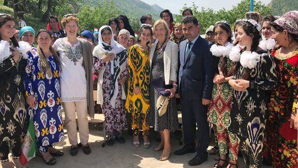 Посол США в Таджикистане Элизабет Миллард , в городе Нурек - Sputnik Таджикистан