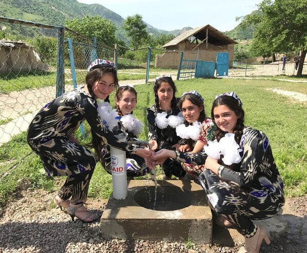 Дети в городе Нурек в национальных костюмах у водоколонки, архивное фото - Sputnik Таджикистан