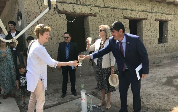 Посол США в Таджикистане Элизабет Миллард в городе Нурек - Sputnik Таджикистан
