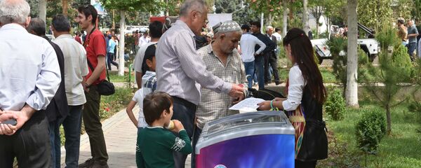 Жители Душанбе у палатки с мороженым - Sputnik Тоҷикистон