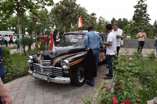 Пятая юбилейная республиканская выставка старинных и раритетных автомобилей в Душанбе-2017, ГАЗ М-20 Победа - Sputnik Таджикистан