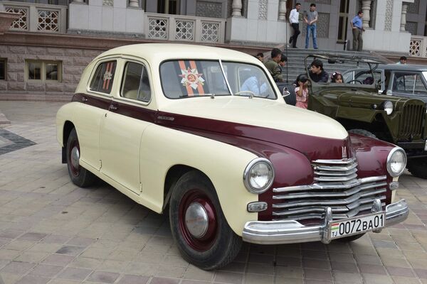 Пятая юбилейная республиканская выставка старинных и раритетных автомобилей в Душанбе-2017 - Sputnik Таджикистан