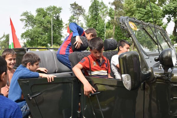 Пятая юбилейная республиканская выставка старинных и раритетных автомобилей в Душанбе-2017, ГАЗ-67 - Sputnik Таджикистан