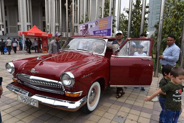 Пятая юбилейная республиканская выставка старинных и раритетных автомобилей в Душанбе-2017 - Sputnik Таджикистан
