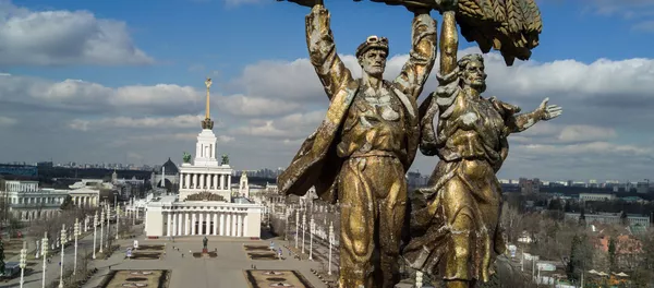 Скульптура Тракторист и колхозница, архивное фото Скульптура Тракторист и колхозница, архивное фото - Sputnik Таджикистан