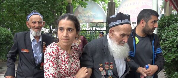 Жители Душанбе устроили для ветеранов праздничный обед Жители Душанбе устроили для ветеранов праздничный обед - Sputnik Таджикистан