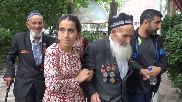 Жители Душанбе устроили для ветеранов праздничный обед - Sputnik Таджикистан