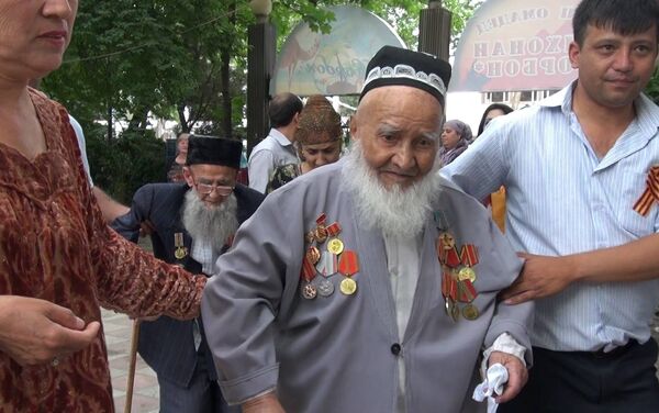 Жители Душанбе устроили для ветеранов праздничный обед. - Sputnik Таджикистан