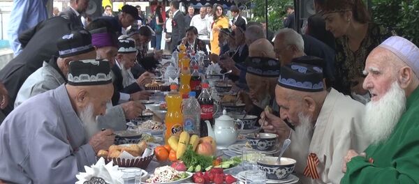 Жители Душанбе устроили ветеранам праздничный обед Жители Душанбе устроили ветеранам праздничный обед - Sputnik Таджикистан