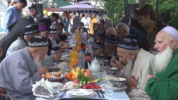Жители Душанбе устроили ветеранам праздничный обед - Sputnik Таджикистан