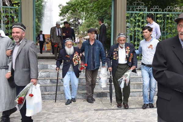 Некоторым ветеранам было трудно идти самостоятельно, но их крепко поддерживали за руки родственники и сами организаторы. - Sputnik Таджикистан
