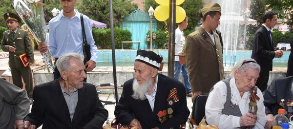 Душанбинцы самостоятельно поздравили ветеранов Великой Отечественной войны с Днем Победы - Sputnik Таджикистан