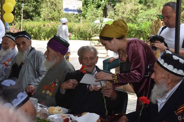 Всего на празднование были приглашены 53 ветерана ВОВ из четырех столичных районов. - Sputnik Таджикистан