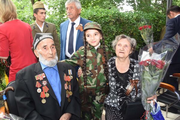 Члены семей гордятся своими родственниками, воевавшими в Великой Отечественной войны. - Sputnik Таджикистан