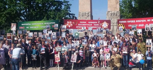 В Душанбе более 400 человек прошли Бессмертным полком - Sputnik Таджикистан