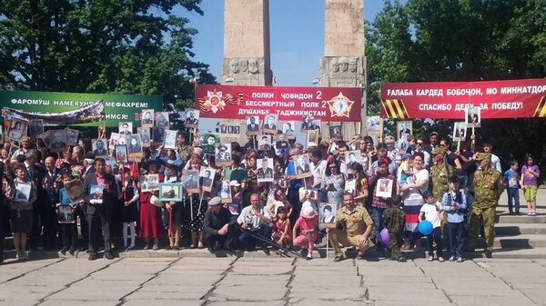 В Душанбе более 400 человек прошли Бессмертным полком В Душанбе более 400 человек прошли Бессмертным полком - Sputnik Таджикистан