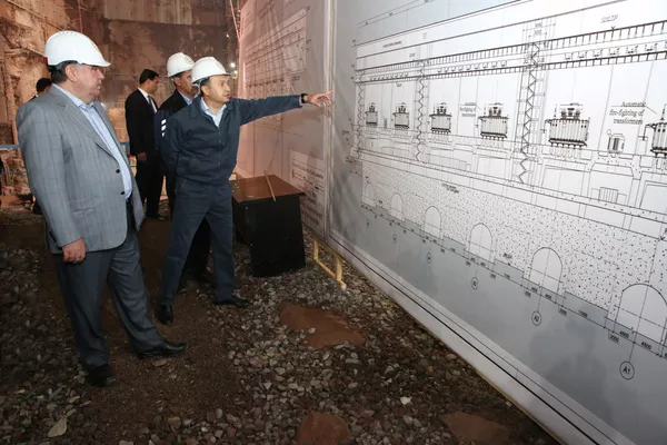 Эмомалӣ Раҳмон дар сохтмони нерӯгоҳи Роғун Эмомалӣ Раҳмон дар сохтмони нерӯгоҳи Роғун - Sputnik Тоҷикистон