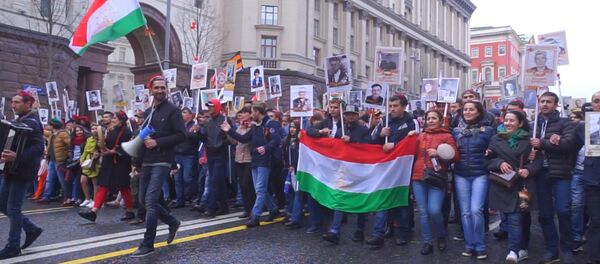 Таджики прошли Бессмертным полком по Москве Таджики прошли Бессмертным полком по Москве - Sputnik Таджикистан