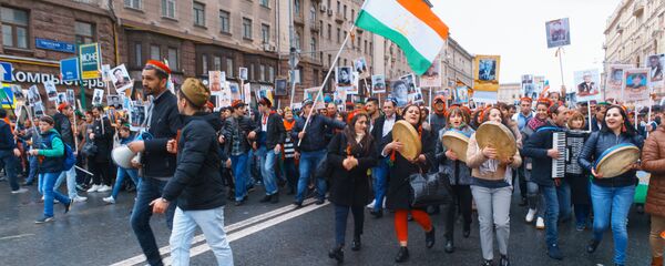 Таджики прошли Бессмертным полком по Москве - Sputnik Тоҷикистон