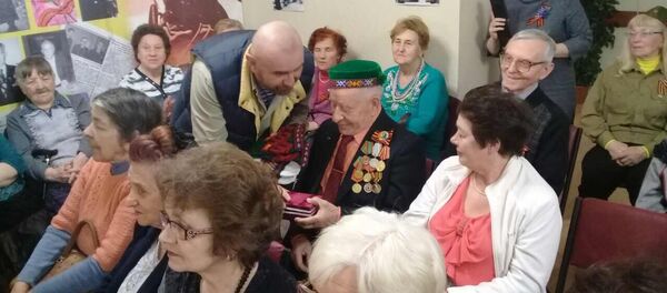 Ветеранҳо дара рафаи Иди зафар ҷоруби помирӣ туҳфа гирифтанд - Sputnik Тоҷикистон