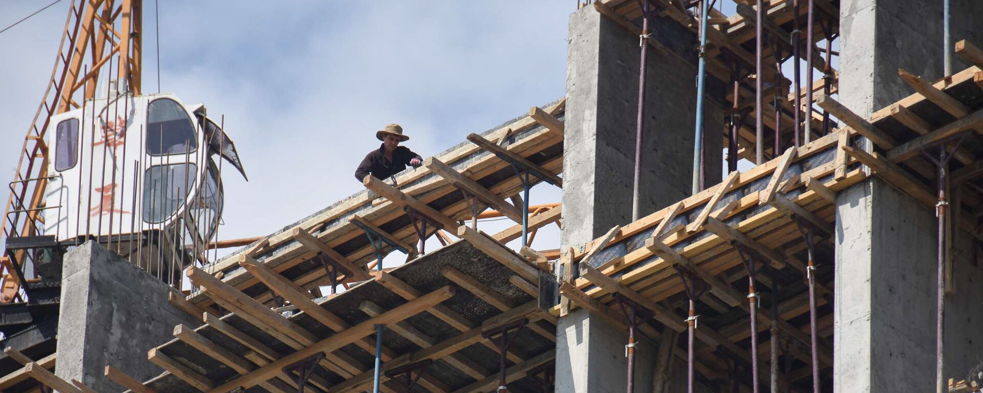 Строительство нового дома в Душанбе   - Sputnik Таджикистан, 1920, 05.02.2026