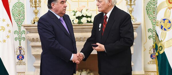 Тақдими унвони ифтихории раисҷумҳур ба Ҳошим Гадо Тақдими унвони ифтихории раисҷумҳур ба Ҳошим Гадо - Sputnik Тоҷикистон