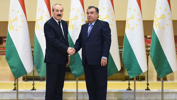 Президент Таджикистана Эмомали Рахмон и руководитель Республики Дагестан Российской Федерации Рамазон Абдулатипов - Sputnik Таджикистан