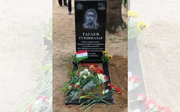 Захоронение останков Турдиназара Тагаева Захоронение останков Турдиназара Тагаева - Sputnik Тоҷикистон