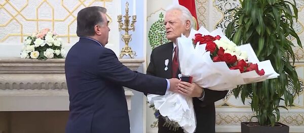 Маросими унвонсупории Эмомалӣ Раҳмон ба Ҳошим Гадо - Sputnik Тоҷикистон