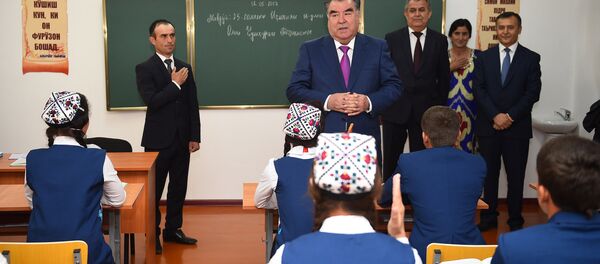 Ифтитоҳи мактаб аз ҷониби Эмомалӣ Раҳмон - Sputnik Тоҷикистон