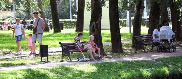 Отдых москвичей в парке, архивное фото Отдых москвичей в парке, архивное фото - Sputnik Таджикистан