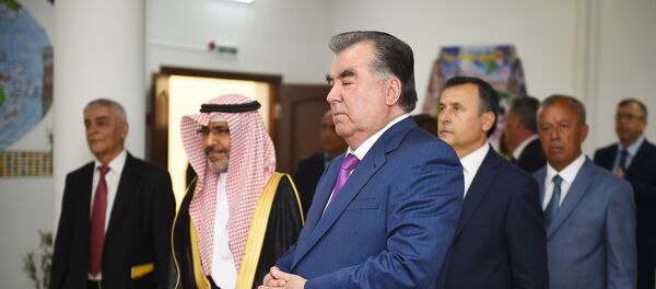 Президент Таджикистана Эмомали Рахмон и осол Саудовской Аравии в РТ Абдулазиз ибн Мухаммад аль-Бади - Sputnik Тоҷикистон