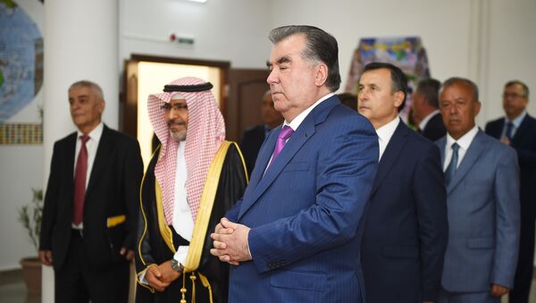 Президент Таджикистана Эмомали Рахмон и осол Саудовской Аравии в РТ Абдулазиз ибн Мухаммад аль-Бади - Sputnik Тоҷикистон