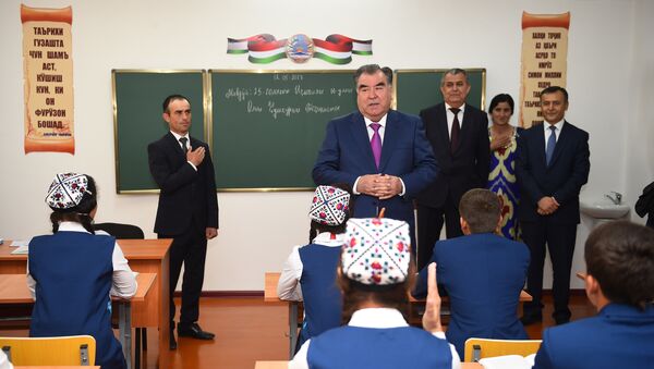 Президент Таджикистана Эмомали Рахмон в школе, архивное фото - Sputnik Таджикистан
