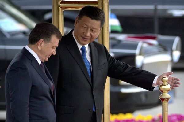 Президент Узбекистана Шавкат Мирзиёев и председатель КНР Си Цзиньпин Президент Узбекистана Шавкат Мирзиёев и председатель КНР Си Цзиньпин - Sputnik Таджикистан