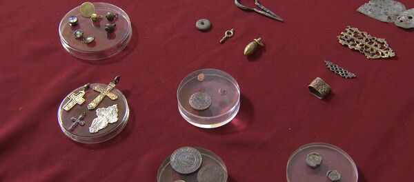 Археологи показали найденные монеты эпохи Ивана Грозного Археологи показали найденные монеты эпохи Ивана Грозного - Sputnik Таджикистан