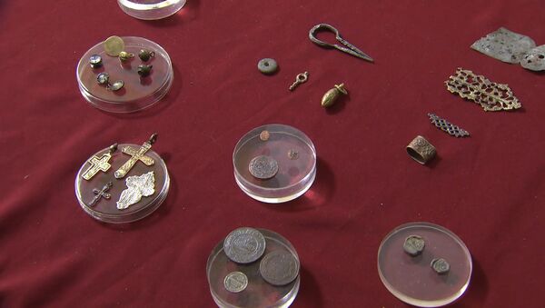 Археологи показали найденные монеты эпохи Ивана Грозного - Sputnik Таджикистан